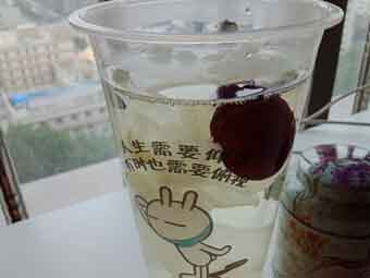 炎炎夏日到來(lái)，一杯銀耳紅棗美如詩(shī)！